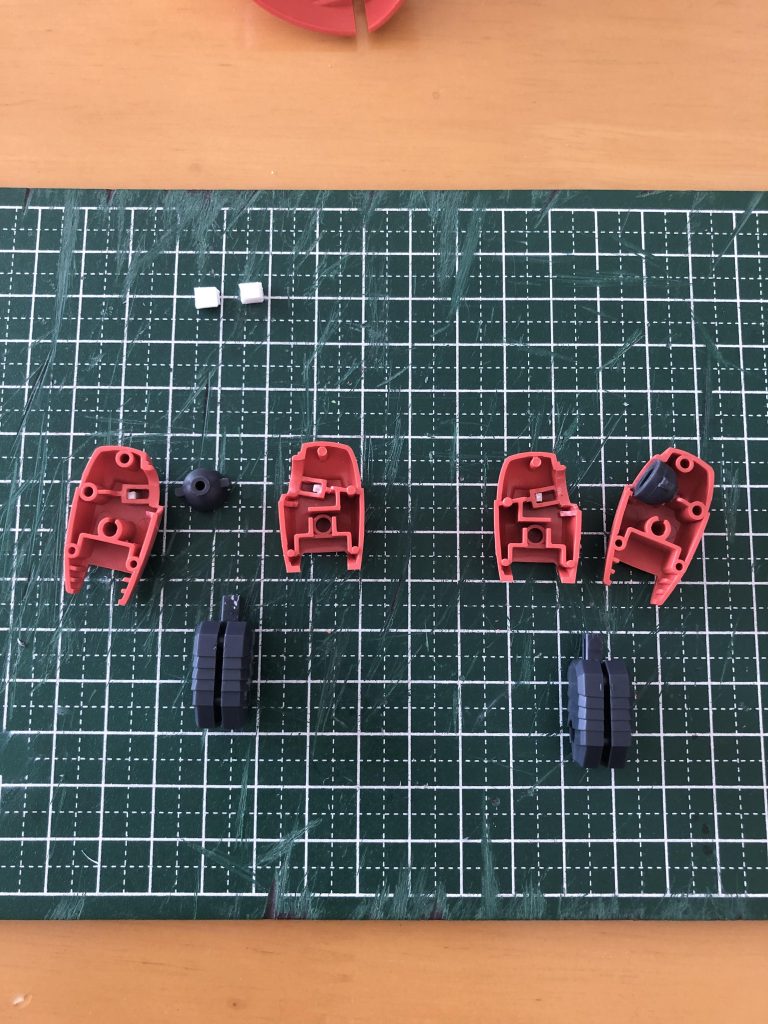 股関節の付け根の改修作業。ポリキャップを押し出すよう位置を変更。これによりどっしりとしたスタイルになりました。また膝部分もプラ板で延長しています。