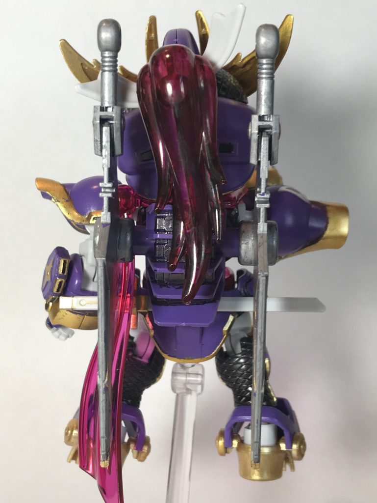 後ろから。後ろ側の色は説明書にも載ってないのでどうしたものかと悩んだのですが、寺島先生の色紙でチラっと出ていて助かりました。髪の毛は、「F9ノ1」は設定では茶色なのでクリアパーツにリアルタッチブラウンを塗ってみました…が、結局無塗装とあんまり印象が変わってないかも。でもまぁ、他のピンクの箇所とは違う感じの色合いになっているので良しとします。