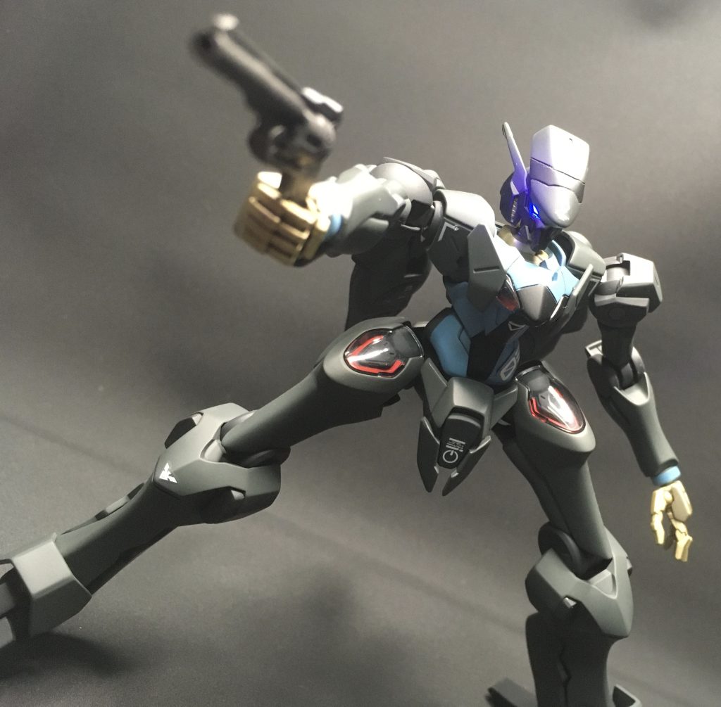 (あー聞こえない聞こえない…)兵装は実体弾式リボルバー型拳銃「コンバットマグナム」一丁に、両袖の撹乱用発煙筒「シケモク」二振のみ。競合他社機に比べるとかなり地味で貧相に見えるが、その細身を活かした俊敏な銃捌きで如何なる状況下でも的確に相手を射抜く。更にビットはスピードローダー付きの予備弾倉となっており継戦能力も多少は考慮されている。ただ照準は何故か目視に頼る為、頭部の帽子状装甲を失うと狙いが定まらず一気に弱体化してしまう。…どうしてこうなった。