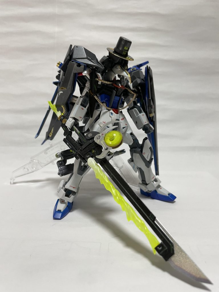 フォームチェンジ【ソルド】パーフェクトストライクとして組み上げられた本機は全身に仕込まれた武器を使いフォームチェンジすることにより様々な状況に対応する何もないところから新たな形に変化することから、さながら魔法や錬金術を用いている様でもある…