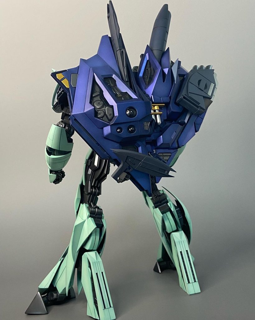 バックショット①。キャラパスのカラーはガイアのプリズムブルーブラックをベースに、クレオスクリスタルカラーのサファイアブルーとアメジストパープルを混色してグラデーション。クリアーホワイトでハイライトを入れ、半光沢でコートしました。