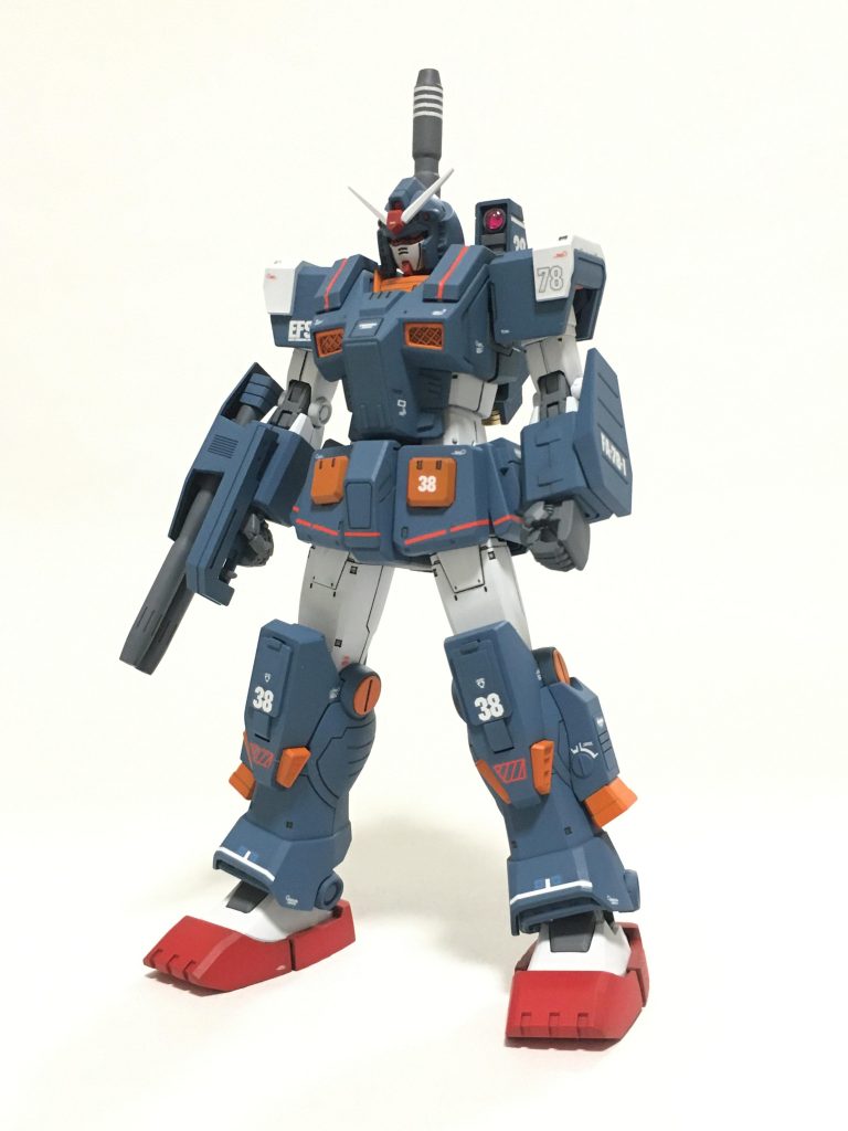 そしてフルアーマー形態です。ラインデカールを初めて貼ったのですが、難しすぎて次からは塗装にしようと心に決めました…笑