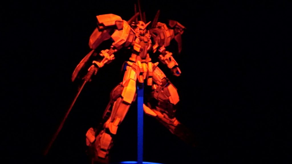 ブラックライトを当てると赤く発光します。