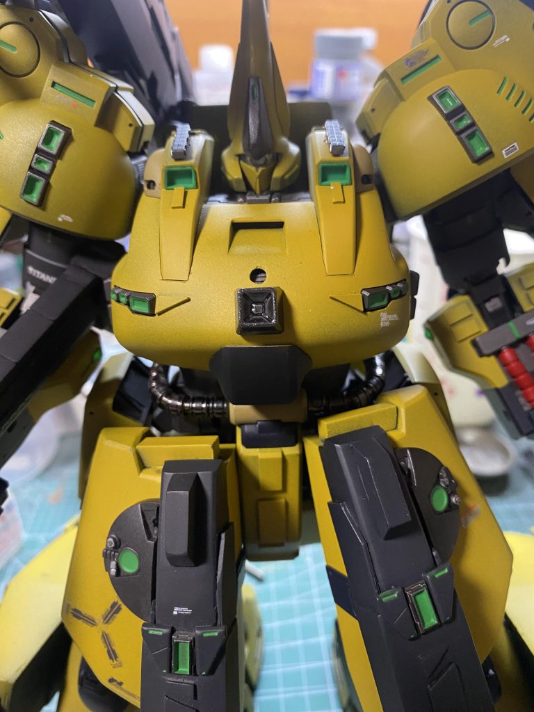 胸部装甲をパージすると切り札のメガカノンがお目見え。ジェネレータ直結し打ち出すため、バイオセンサー等もカットされます。ゼータのウェイブライダー突撃をメガ粒子で凌ぎ隠し腕で真っ二つ!な妄想です。シロッコ勝利エンド。