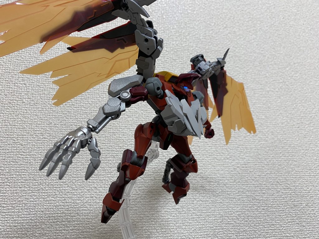 右腕部は、伸縮機構が搭載されています。