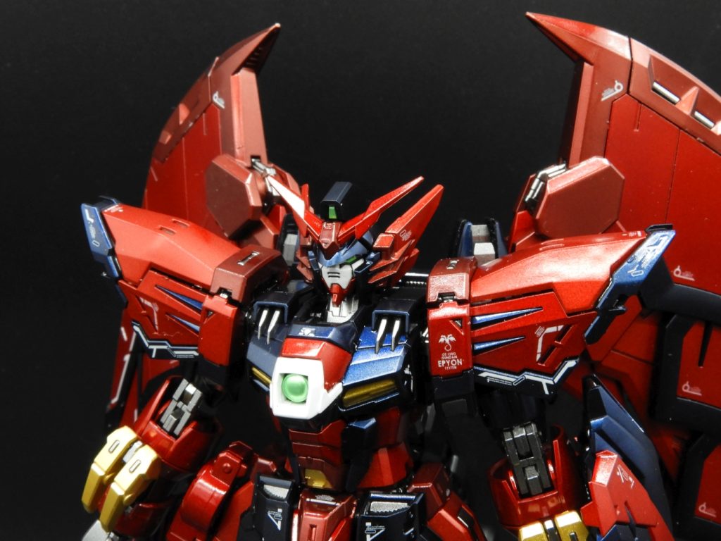 肩関節やバックパックがピンで固定されてポロリしない構造が良いキットです。ツインアイと隈取が別パーツなのも塗り分けが楽で、最近このパーツ分けが増えてきて嬉しいです。