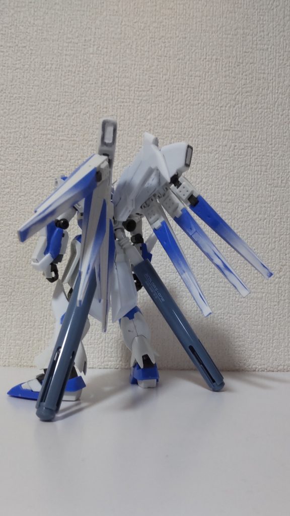 プロペラントタンクは円筒状の形で太いの///が欲しかったので、100均で手頃な多色ボールペンをドッキングしました。なのでこの機体の自我は元・多色ボールペンです。女の子です。個人的にタンクが接地していることが不満だったので最終的には加工しています。そこが唯一の不満点だったのでRGは新品のまま友人に送りつけました。