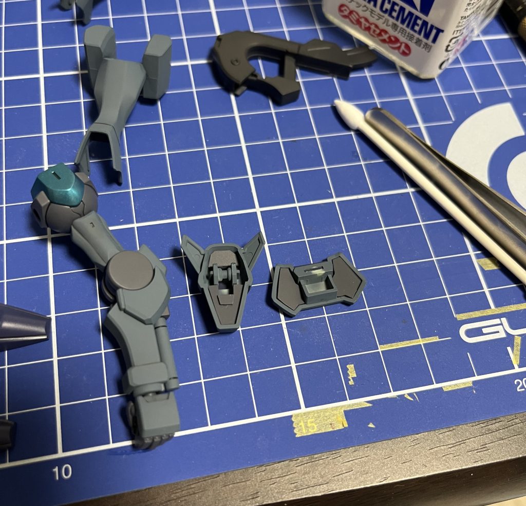 フロント&リアアーマーはプラ板で裏打ちパーツ作ってみました。といってもなんのモールドも掘ってない超簡単なものですが…