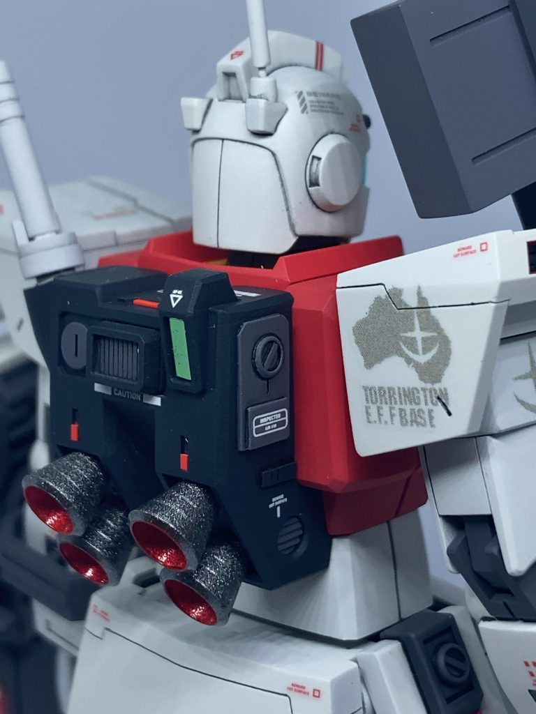 右肩背面にもトリントン基地のロゴマークを貼っています。前面のものと少しデザインを変えています。