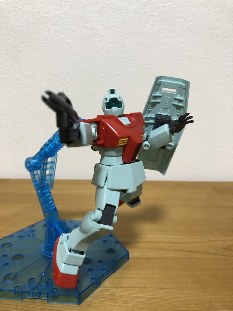 この時代のガンプラの可動域は今と比べたら全然……というのは承知していましたが、実際動かしてみて思ったのは「思ったより全然動くけど思ったより全然動かない」みたいな。今のガンプラほどの柔軟性はありませんがとりたいポーズは意外ときっちりとらせてくれます。でも融通が利かない所も多くて「あーこれ駄目なのかー」みたいなのも多かったり。