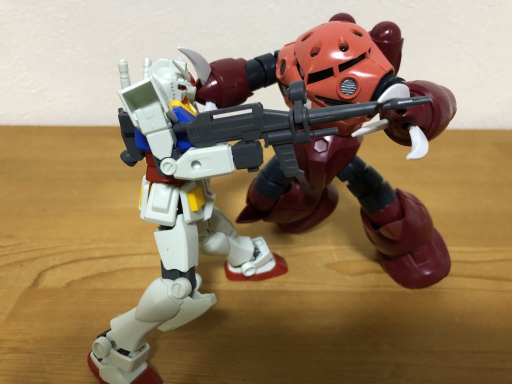 ガンダムと対決！EGガンダム、いろんな撮影で酷使しすぎたからか今や関節がくたくたに。