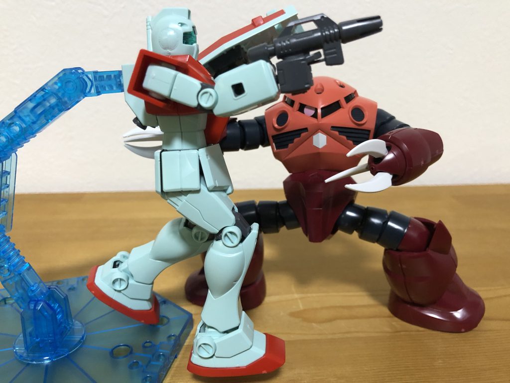 ジャブローに散る。この二機を揃えたら誰もが再現したくなる名シーンです。