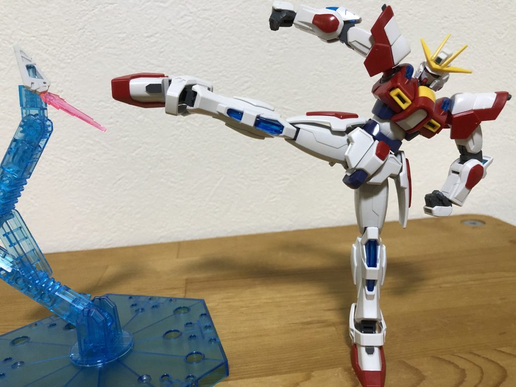 ビームブーメランを蹴り返すビルドバーニング。上手くバランスとれば片足立ちできるの凄いですね。