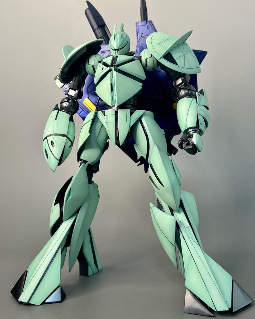 ウェポンプラットフォーム「キャラパス」を背負っての立ち姿。胴体の延長でスタイル改修。脚もシルエットを結構いじってます。詳しくは前回投稿も併せてご覧ください。