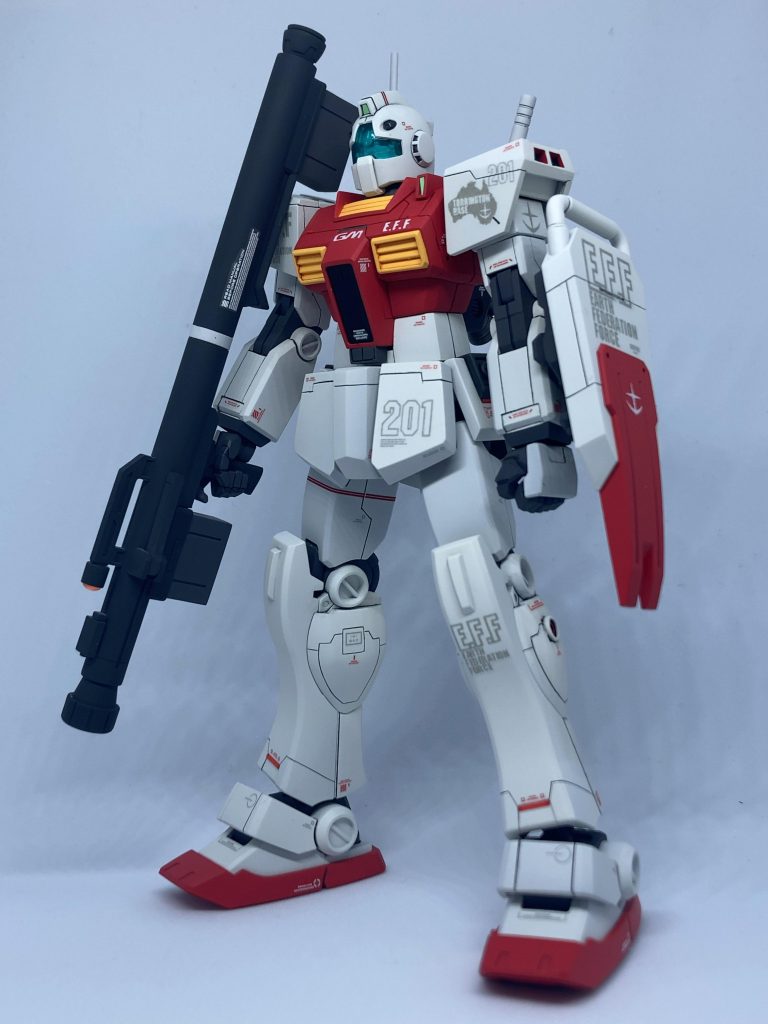 フロントビュー設定上、UC版は配備から相当の年数が経過したロートル機のハズなので、ホワイトは少し煤けて日焼けしたイメージで調色しました。若干アイボリーっぽくなるよう、ベースのホワイトにレドームとグレーを少々添加。UC本編では、個人的に胸アツシーンの一つである大乱闘トリントン基地大決戦でチラ見した機体を再現するため、陸ガンシールドにエコーズジェガンのバズーカを装備。デカールの配置やデザインはいつもの通りGFFを参考にしてます。