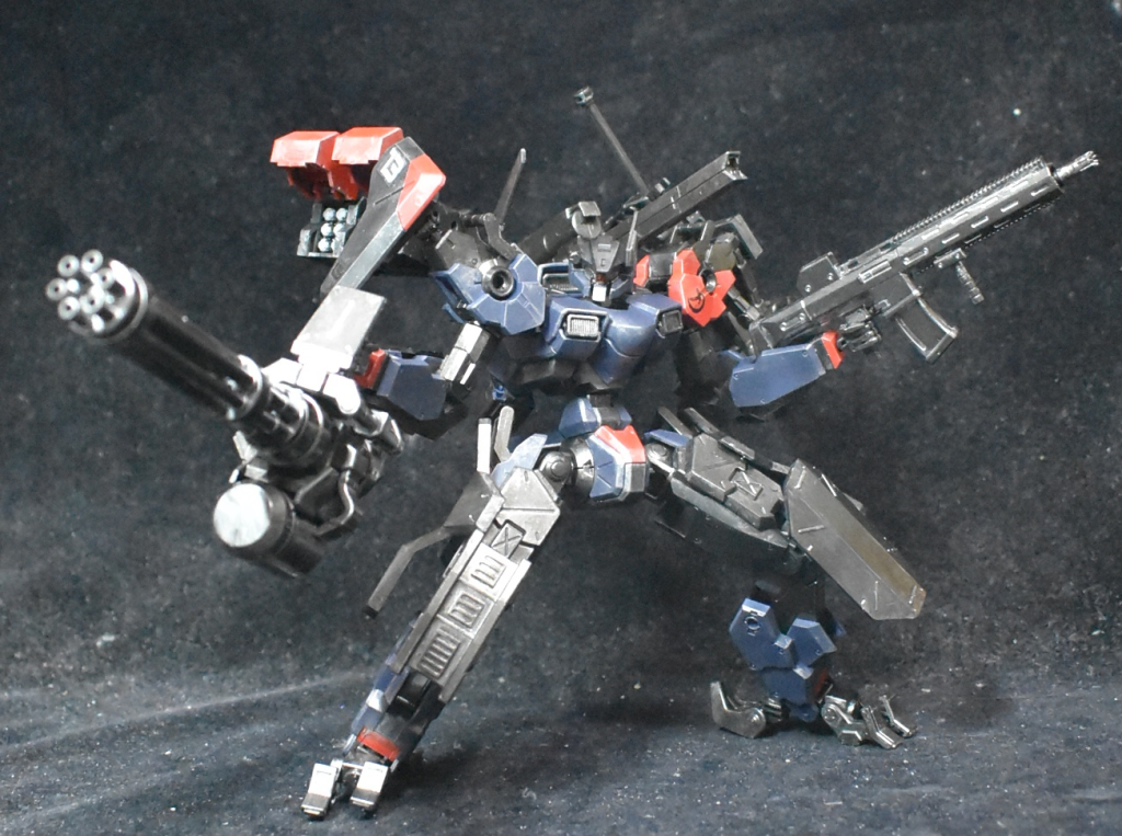 一斉掃射的なポーズ 武装は全て実弾ガトリングがかなり重いけど関節がめちゃくちゃ強いので難なく保持できます肩武器のミサイルとレールガンは割と角度つけられます