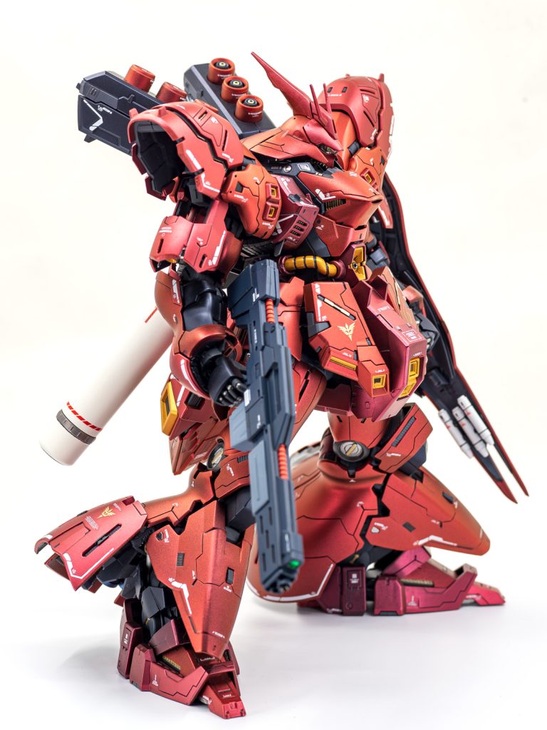 こう見えて赤以外、黒部分もパールだったりします。フレームなんかは逆にソリッド色。役にたたないカラーレシピ・濃い赤(小豆っぽいところ)黒地→クーガーレッド(赤から赤紫に傾いていくような偏光パール)・朱色気味になってる赤(前垂れとか脚とか内側の腕とか)黒地→ラヴァレッド(赤紫までいかない手前から朱色に傾いていくような偏光パール)・肩とか端っこの方の赤白地→クーガーレッド(下地の影響受けやすいのを利用)・黒いところ黒地→アムールブラック(ミッドナイトブルーみたいなパール顔料)・丸バーニアを除くスラスターっぽいとこや動力パイプだったりヴィクトリーゴールド・フレーム周りやアクセントのメタリック引き出し開けて目に入ったモノを適当に・銃ディープオーシャンブルーとミディアムブルーといった感じです。ラメラメ、ギラギラした粒子感を出さずにしっとりサテンぽくしたいのが自分のパール塗るときのコンセプトなのでパールっぽく見えないかもしれないです。