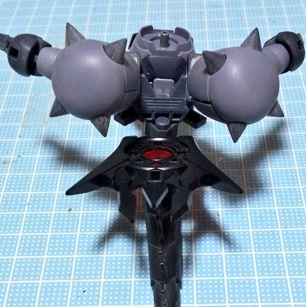 副腕取り付け状態。可動域は小さいが何とか形になる。