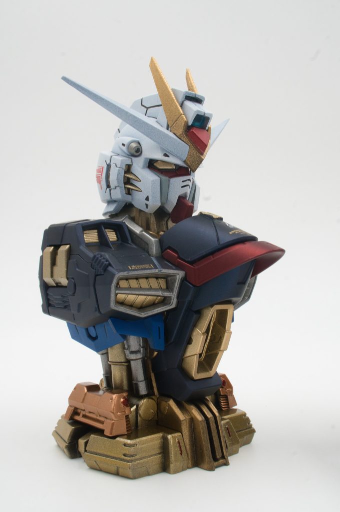 こちらはオーソドックスに設定どおりに近いカラーで仕上げました。メイン装甲はプリズムブルーブラック、フレームはダークステンレスシルバーとゴールド系数色を使っています。赤色はキャンディ塗装でトップコートはつや消しでマットに仕上げています。