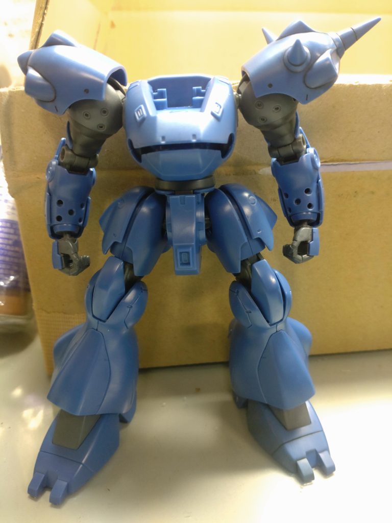 「仮組み」肩アーマーのスラスター部にスジ彫りを入れて墨入れ、前腕部のブチ穴を開口、プロポーション確認してます。左脚のスリッパは、この時点でウォッシング&ウェザリングまで実施、ウェザリングの基準にしています。