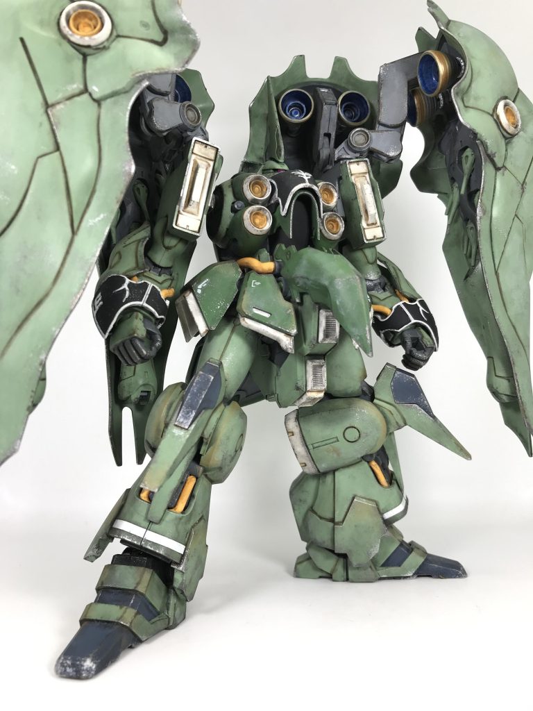 モノアイは100均のデコシールを、100均爪磨きで磨いてから貼り付け最小サイズのデコシールでもデカすぎたので、半分ニッパーで切り落してから、鼻くそで貼り付け🐽（鼻くそは採取できなかったので両面テープ使用）ハイキューパーツ？Hアイズ？そんなもの……高くてとても買えません😭