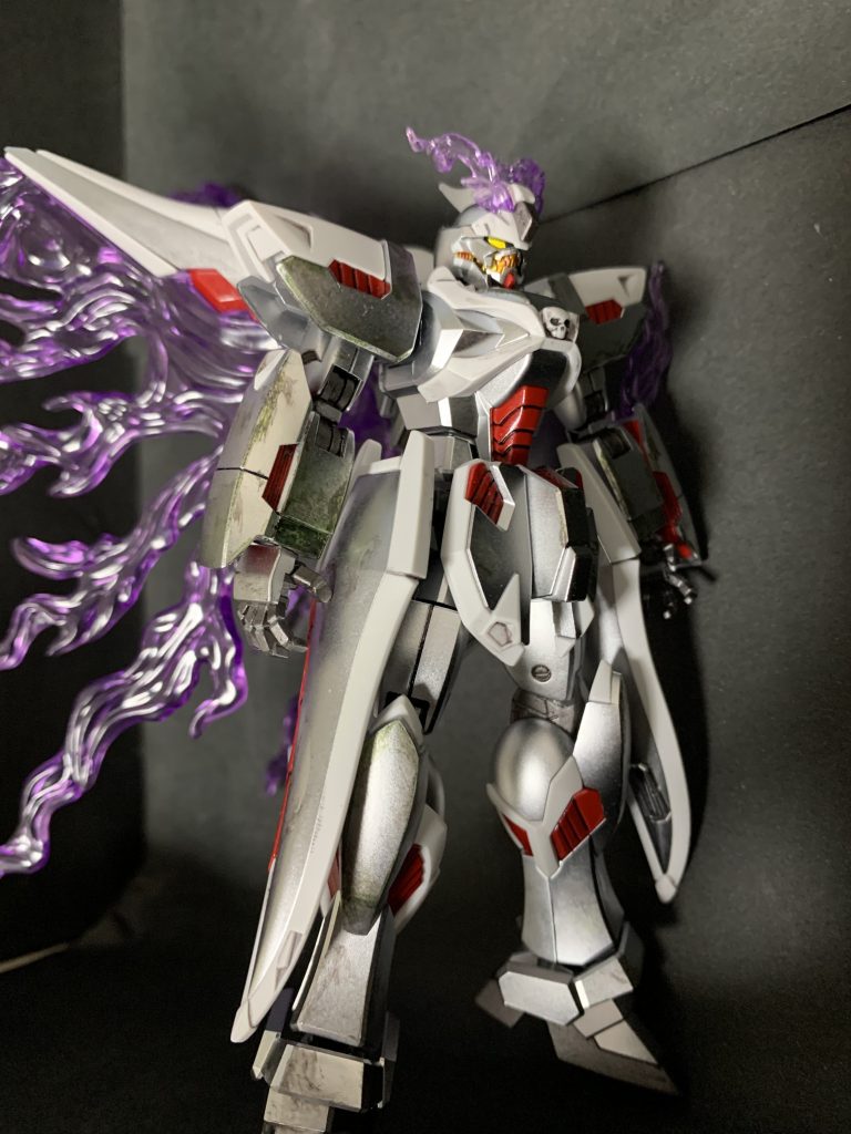 緑で汚している部分は塗装剥離して下地が見えているという感じにしたくてやっています。