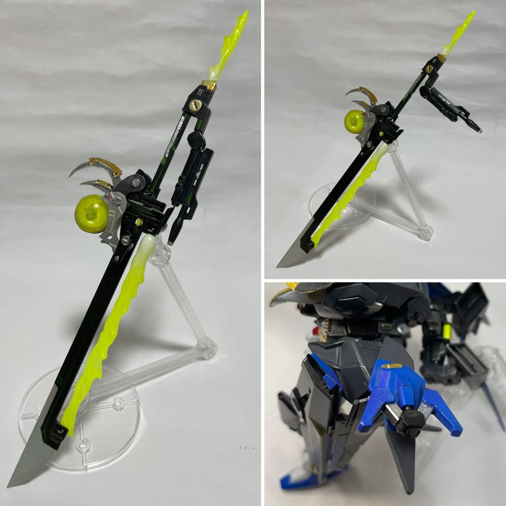 【シュベルトゲベール】右マント部に懸架された刀身とケインライフルが合体した武器。この状態でもライフル部は可動できるため切り結びながら射撃すると言ったトリッキーな戦術も可能ビーム刃などは蛍光塗料で塗装しているのでブラックライトで光ります【パンツァーアイゼン】肩アーマーに装備されている。小さいながらもアンカーとして活躍する写真枚数の都合で載せられませんがパンツァーアイゼンのハサミ部分は脱着可能でパクパク可動します