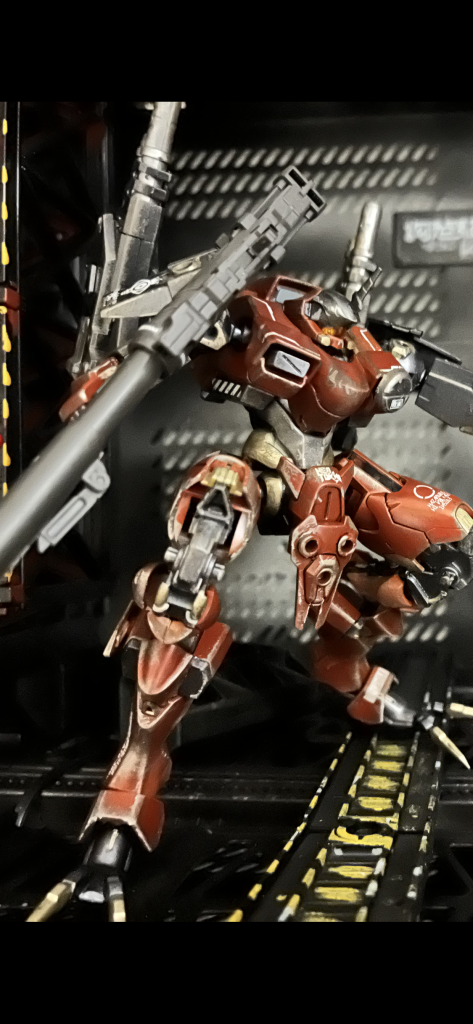 最初はザウォートの顔を付けてたのですが、ブキヤから顔パーツで良さそうなのが売ってたので瞬着で無理矢理取り付け今回汚し塗装はとても上手くいった気がします。特に足の擦れて摩耗した感じは自身の成長を感じます。関節に無理をさせてるので、自立はするものの緩んできていて、ポージングに四苦八苦。完成直後にもっと撮っておけば良かったです。これで当面ガンプラで作りたいものは大体作ってしまったのですが、フルメカニクスのザウォートが出たら同じように作りたいと思います。そろそろプラモをセーブしておかないと、置き場所に困ってしまいます。