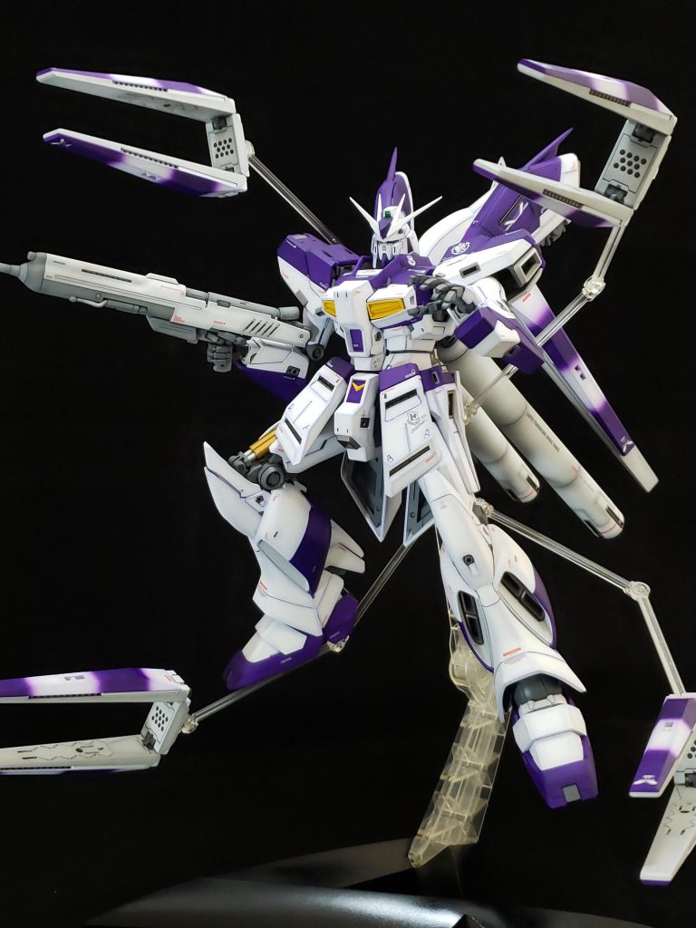 やはりファンネル発射のショットはどうしても外せないですね。(^^)H.W.S.も購入したのですが、付け外しをすると絶対に塗装が剥がれますので今回は見送りました。それ専用にもう一機用意して・・・とは思うのですが、もう一回作りたいと思えない。。。(笑)