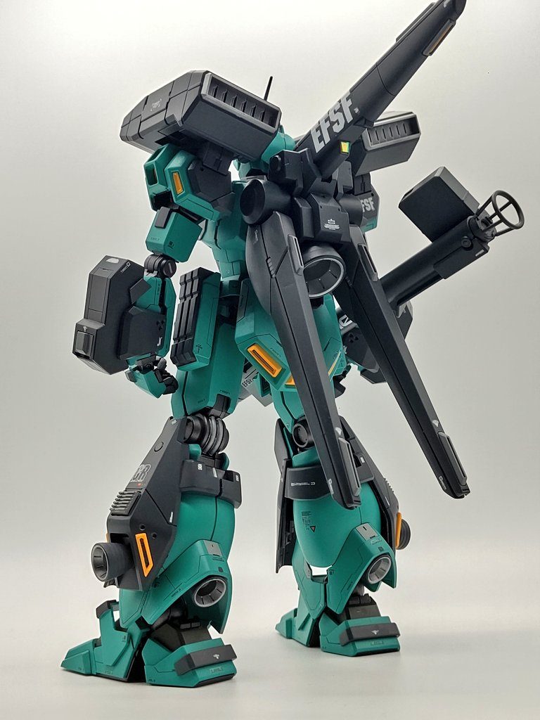 背面のバーニャ内部色はシルバーに変更してあります。スジボリは全体的には入れず所々は面出しをすることによって情報を拡散させてます。