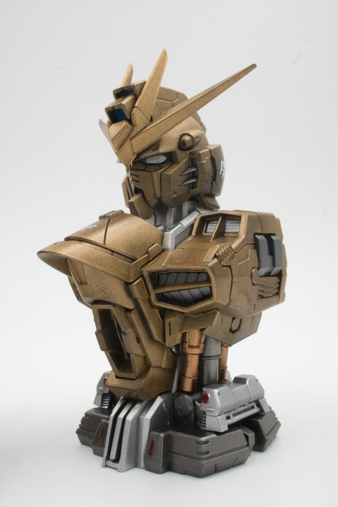 こちらはメイン外装をゴールドにし、フレームはカッパーとシルバー系数色を使って仕上げました。トップコートは半光沢です。