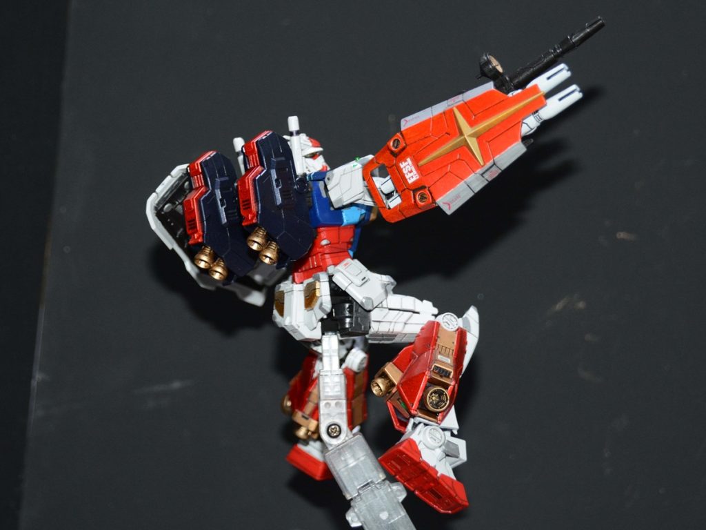 余剰パーツが多かったので、プラモ 狂四郎ふうのショートシールドを作成してみました。余剰のノーマルシールドを切ってツインキャノンにマグネットで装着しています。色もパーフェクトガンダムぽいイメージで赤、ゴールドで塗装しました。