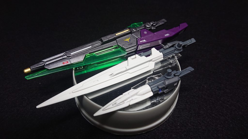 武装は実体剣のみで7本装備させましたダブルオー系からはメイン武装にGNソードIIブラスター、これをストライクに持たせたいが為のミキシングと言っても過言ではありませんw他にGNソードIIロングを1本、GNソードIIショートを1本、左右のサイドスカートに3mmの穴を開けて接続できるようにしました