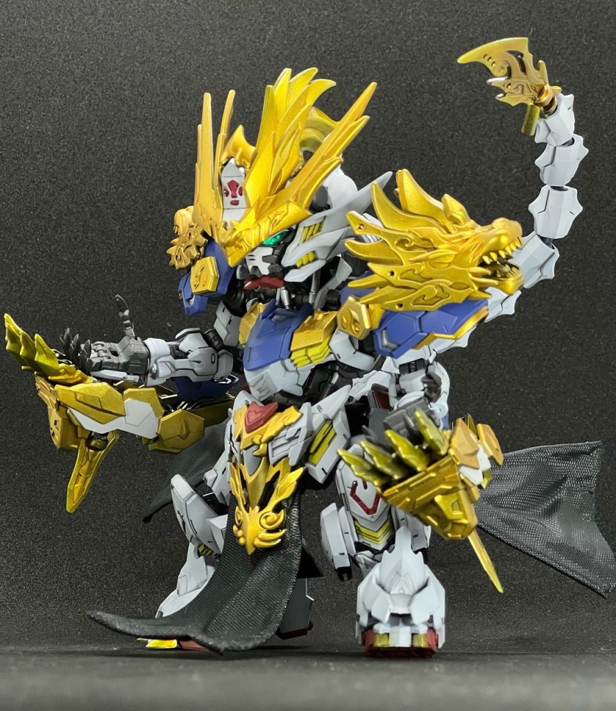 馬超ガンダムバルバトスの説明書漫画の「俺の全力でぶっとばす！！」ポーズ。ルプスレクスのテイルブレードをイメージした尻尾は30MSのリーパーアーマーを２つ分使用。尾の先のブレードは悟空インパルスガンダムから拝借しました。腰布はスケールアップに伴い、配管テープと針金で作成。見栄えだけでなく、ポージングの際の表情付けになります。