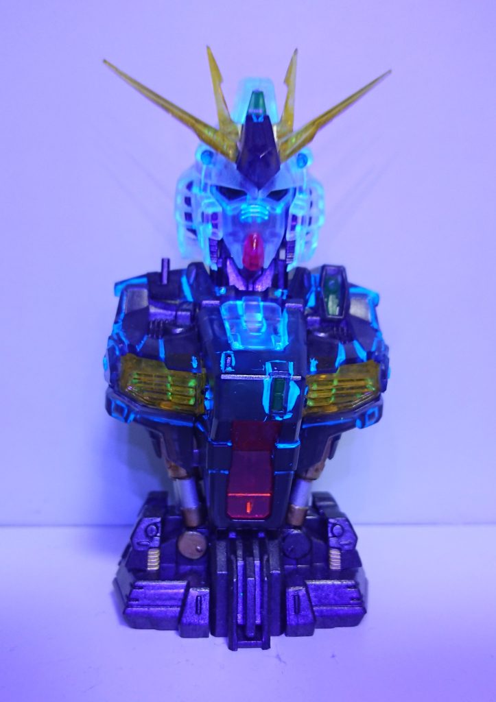 今回はガイアカラーの「蛍光クリア」で墨入れ。ブルーライトを当ててない時は透明なのが良いです。他にブルーライトを当てた時だけ青以外に発光してくれるカラーがあったら欲しいところ。