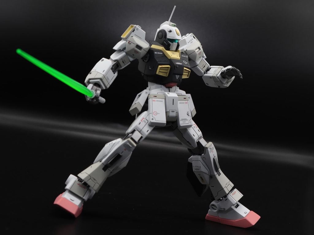 ビームサーベルを構えて。シンプルですね。。