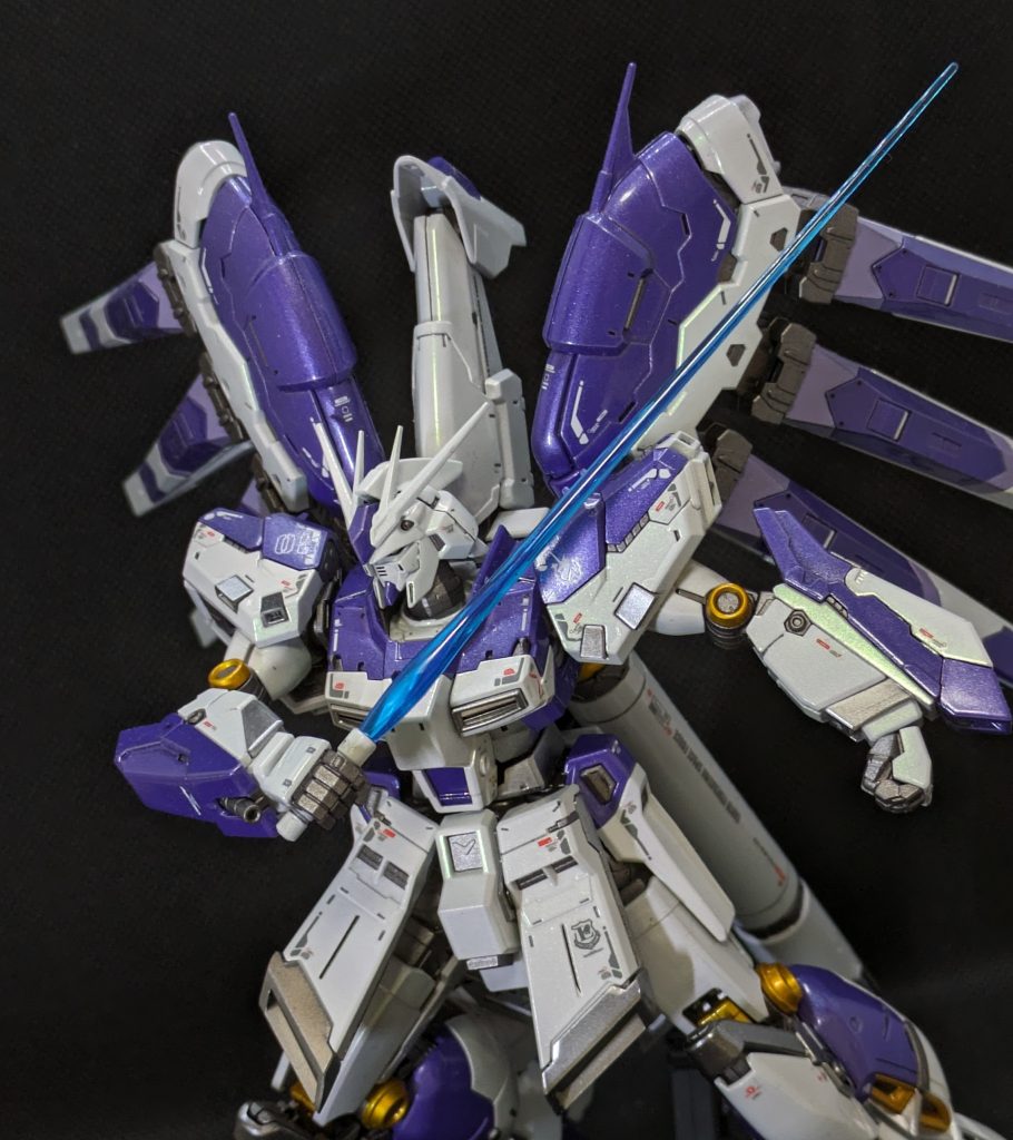 ビームサーベル、収納箇所が3箇所ありますが…ファンネルコンテナの2箇所は塗装後は凄く開けづらいです(;´Д`)一応開きますがあんまり開けたくない…