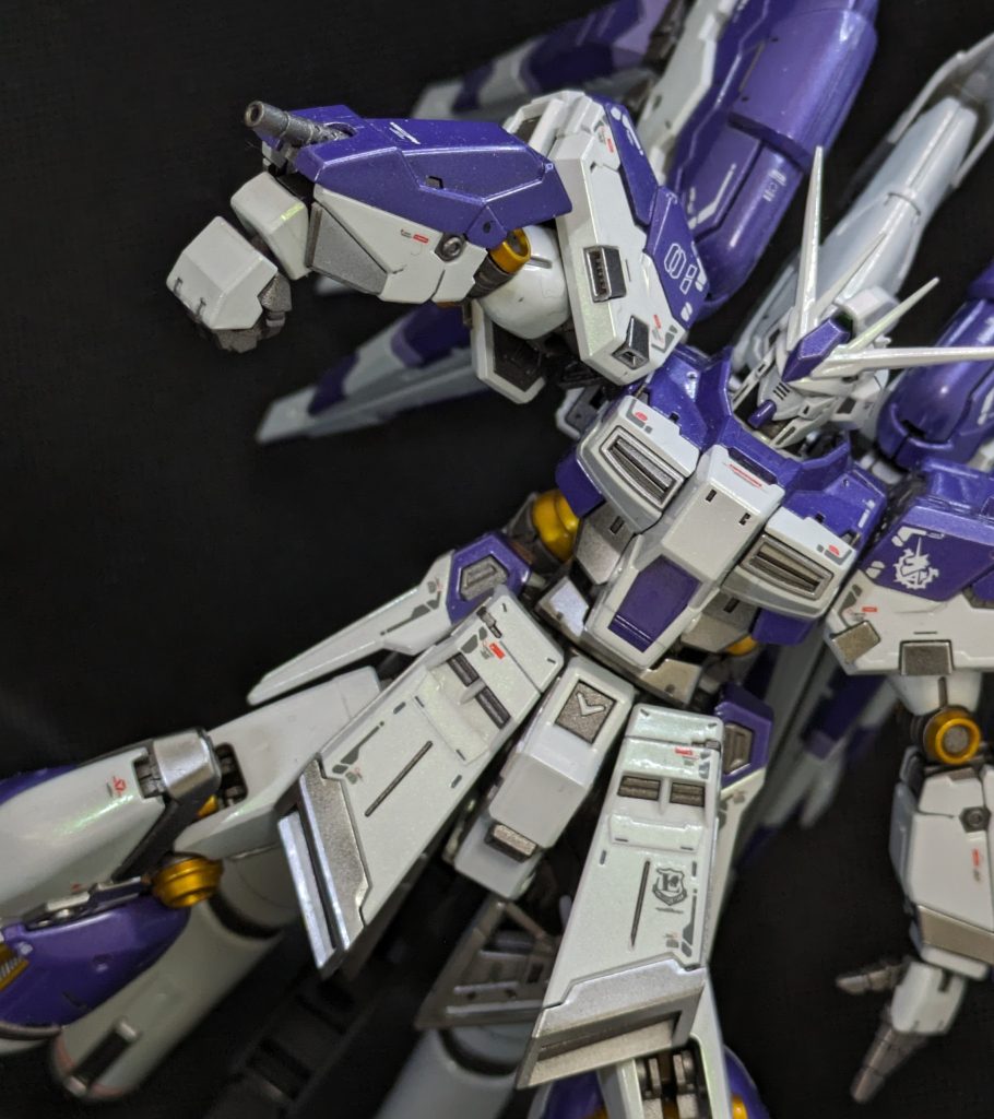 腕部マシンガンのギミック(手首を折ると伸びる)のも地味にカッコいいですよね。