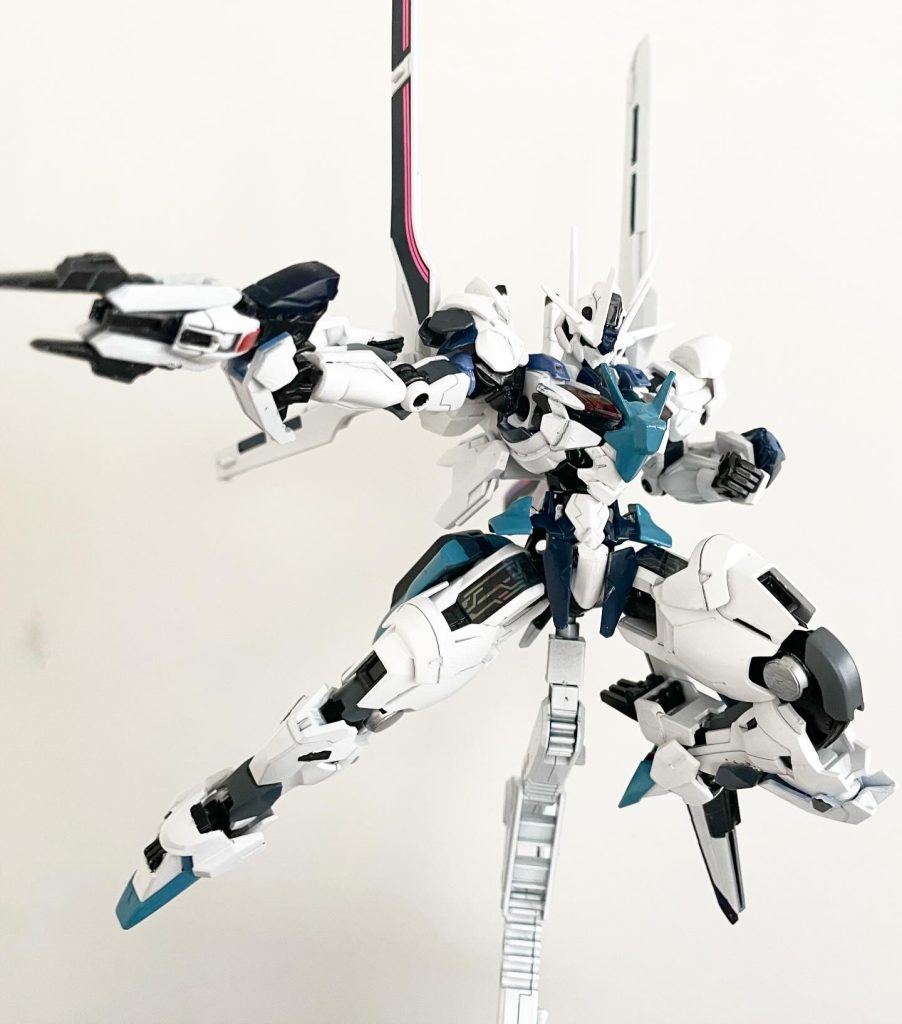 武装は銃装剣（ソーデッドカノン）です。魔法使いの武器といったらこれかなと思い装備させました。遠距離戦、近距離戦どちらにも対応できます。またビームサーベルを2本、ガンビットはエアリアルとシュバルゼッテのものが装備されています。