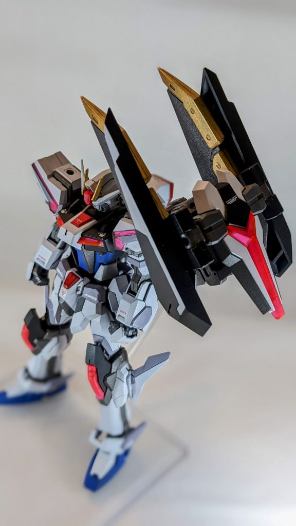 パターン1『ビッグシザーシールドモード』肩の接続軸を利用し、ビルドストライクのシールドとエクシードバインダーを接続し、シールド兼武装『ビックシザー』として運用。通常時は図のように左肩に収まる形となる。