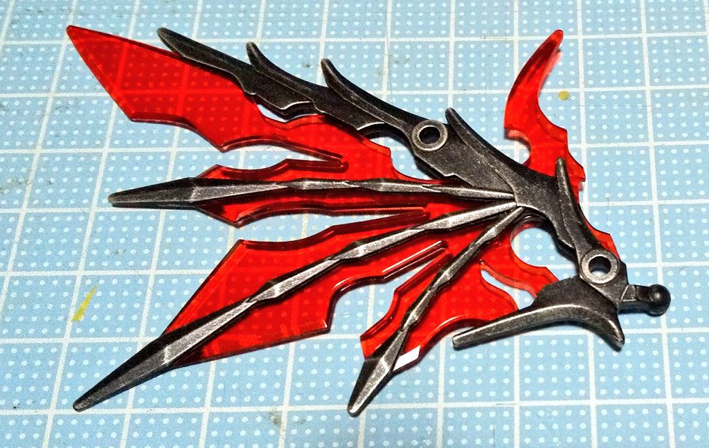 翼の塗り分け、マスキングが面倒でした。