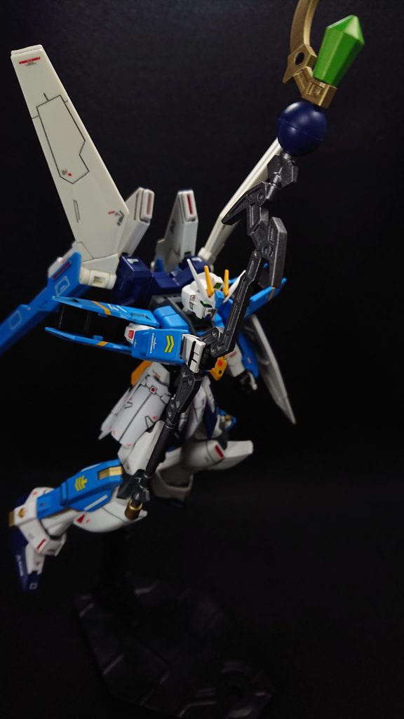 サテライトシステムを取り入れるにあたって、どうやってスーパーマイクロウェーブを受信するための座標確認をさせるのかで頭を悩ませました当初はストライクの胸部にクリアパーツなどを埋め込んでそれっぽく見せようとしたのですが、納得いく形にできず断念しました試行錯誤の結果、武装を杖型にし、その杖で月からのガイドレーザーを受ける方法にしてみましたなので本機は、杖で月からのガイドレーザーを受け座標確認、バックパックのリフレクターでスーパーマイクロウェーブを受信、サテライトキャノン発射の流れになります