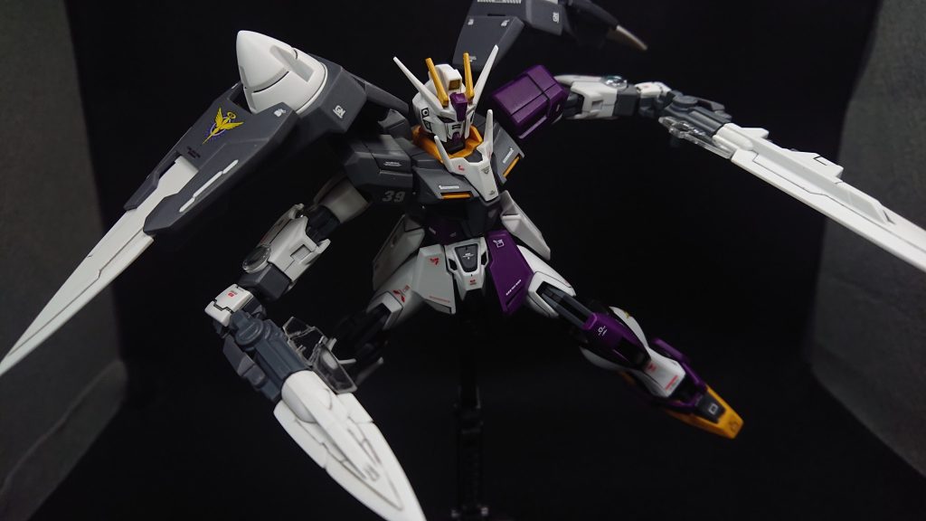 GNシールドIIを2本、両肩のドライブスペースにマウントしていますこれは手持ちの武装ではなく、すれ違いざまに斬りつけるような使い方を考えています