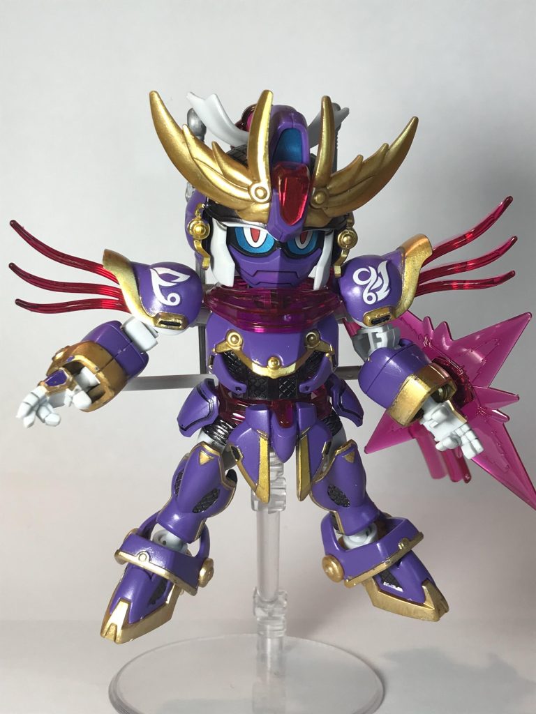 彩・代・華・導! いいですねー、SDガンダムらしいギミック、大好きです。この色合いでこの顔つきだと、なんだか悪役っぽいですね。えーと、無印では本当は肩のフィンは水色なんですが…見逃してください。