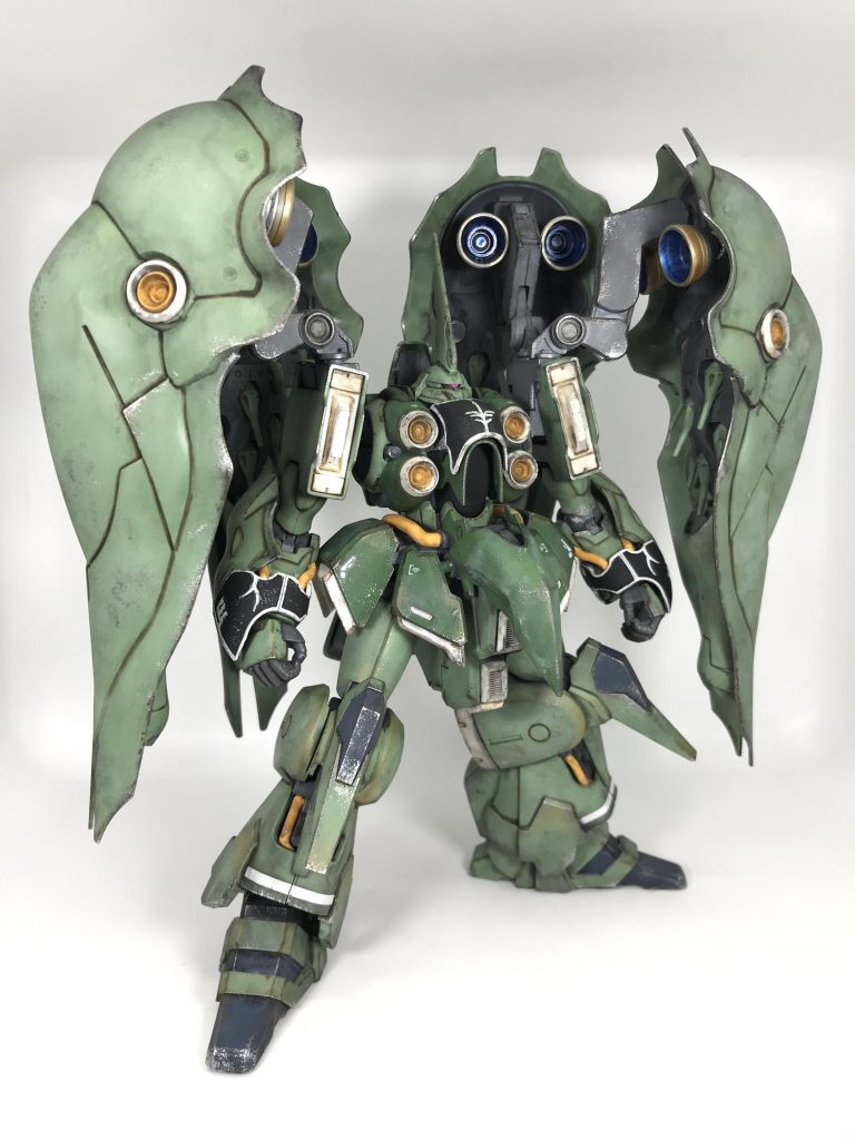 スネの白ラインは、マスキングしてからホワイトのラッカー塗料でチッピングで色付けエングレービング？はガンダムマーカーEXホワイトではみ出しながら色を乗せ、乾いてからはみ出た部分をデザインナイフでカリカリ…ウェザリングすれば…それなりに綺麗に塗装しているように見えちゃいます🙄（笑）