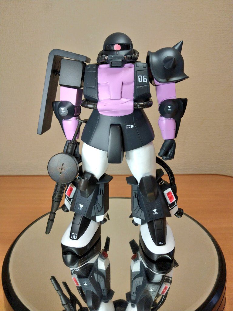 黒=ミッドナイトブルー+ネービーブルー+ブラック+シアン。紫=キャラクターホワイト+マゼンダ。オーソドックスなカラーリングですが、これぞ三連星カラーだなと。