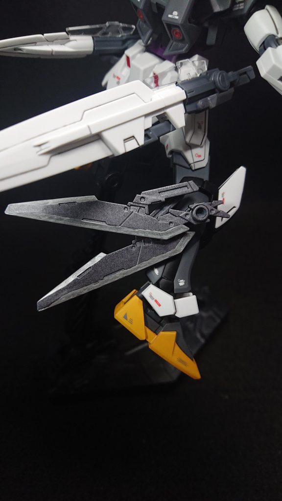 残り2本はなるべくオリジナリティを出したいと考え30MMから採用しました右脹脛部分に3mmの穴を開けて、2本連結し折りたたんだ状態で装備させています30MMのソードは手持ちの近接武器としてはもちろんのこと、中距離戦でブーメランのように投げて使う投擲武器としての使用を考えています連結した状態で投げることで破壊力が上がるなんて仕様があっても面白いと考えています