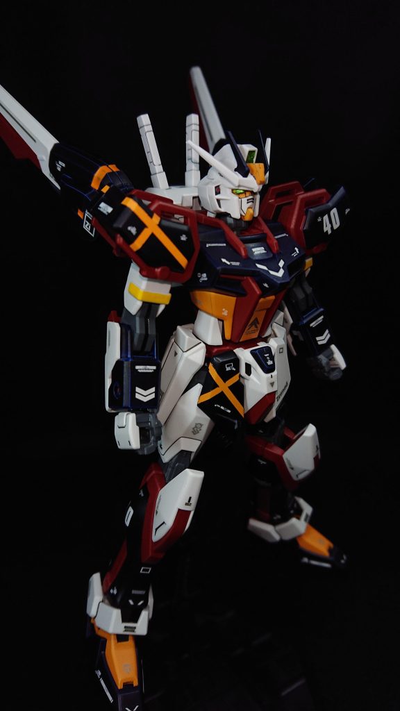 武装をシンプルにした分カラーリングで個性を出していきたいと考え、右肩と右のフロントスカートに簡単なデザインを入れてみました思いのほか綺麗に入れられたので、今後も入れられそうなタイミングがあれば挑戦してみたいと考えています