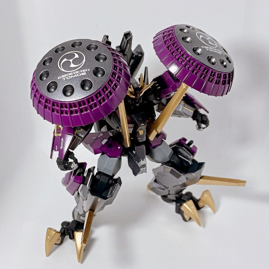 両肩の大型シールド「火怨鼓