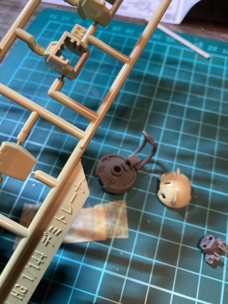 耳はランナーから作成。鼻はスコープをレジンで埋めてからピンバイスで穴あけ。
